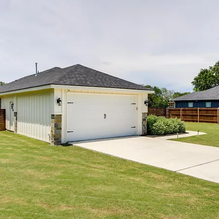 Updated New Braunfels Home With Fire Pit!